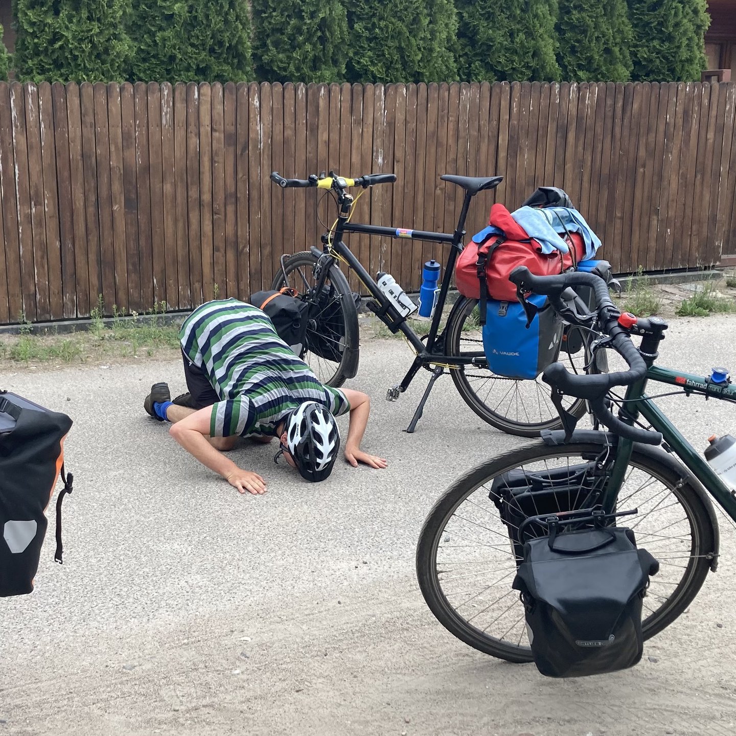 Moritz‘ Freude über den ersehnten Asphalt