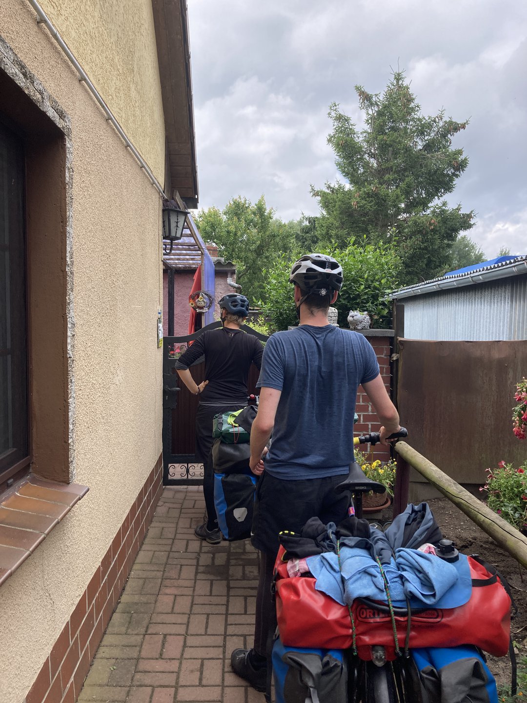 Hier werden im Hinterhof Getränke an Radfahrer verkauft