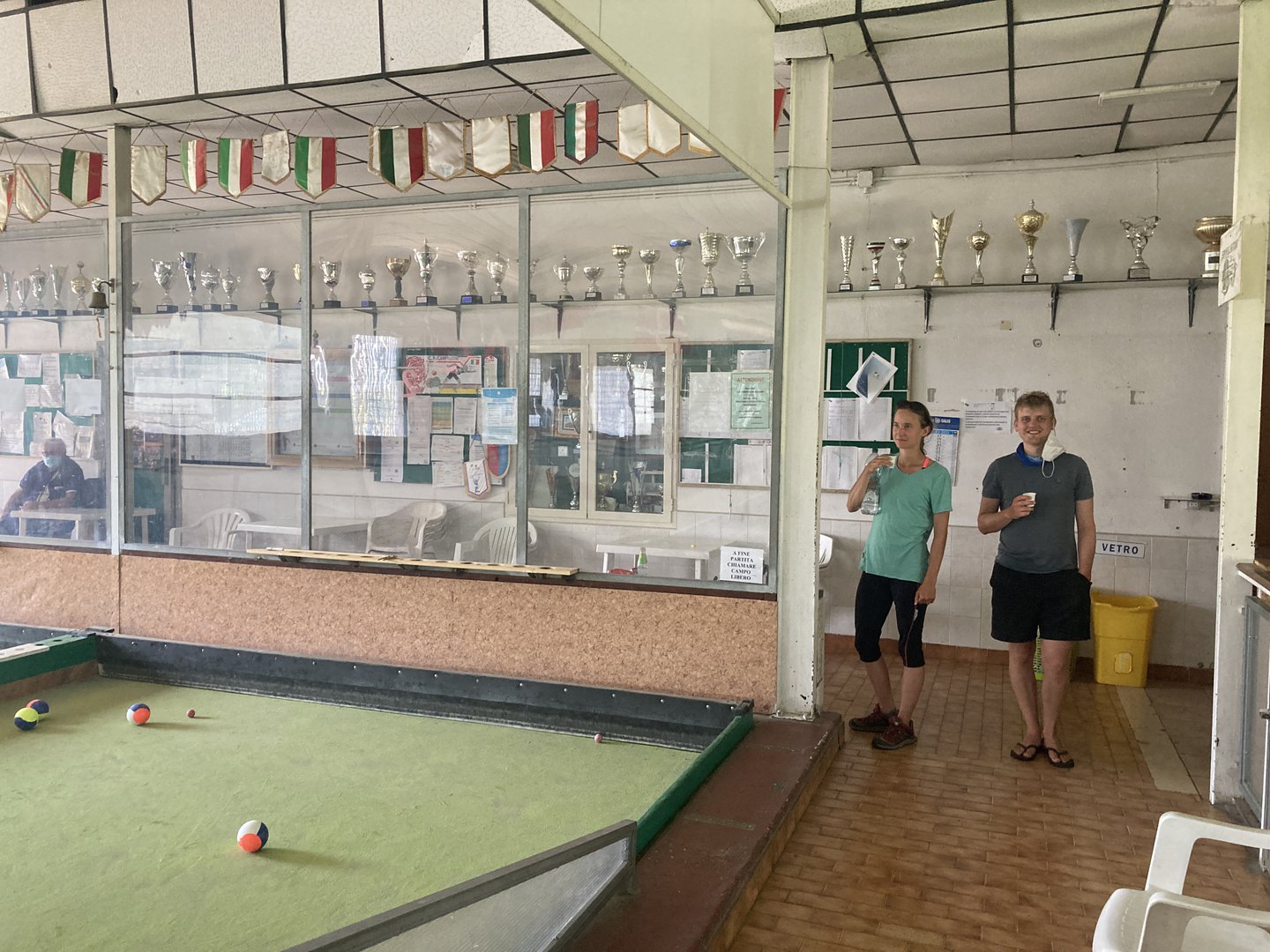 Espresso schlürfen in der Bocce Halle