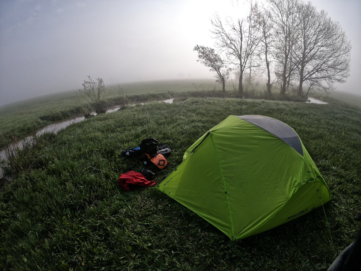 Morgentlicher Nebel über dem Zelt