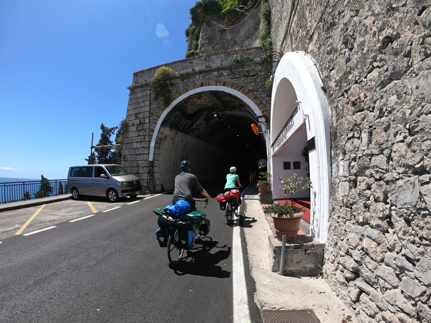 Komisch riechender Tunnel vor Amalfi